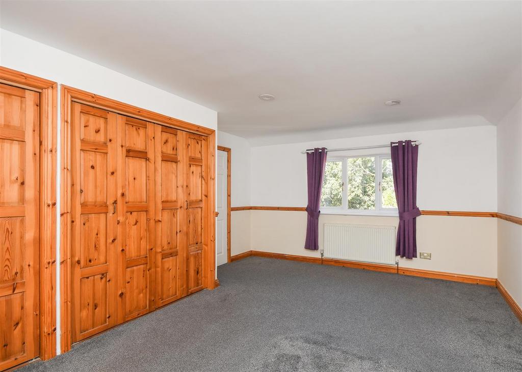 121 Wombourne Park - Principal Bedroom Suite.jpg