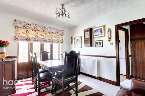 3 bedroom terraced house for sale, Southern Way, Romford, RM7 9PA