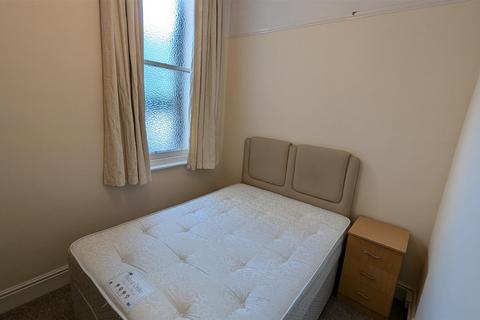 1 bedroom flat to rent, WESTERN COURT, QUEENS PLACE, PO5 3HG