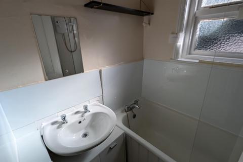 1 bedroom flat to rent, WESTERN COURT, QUEENS PLACE, PO5 3HG