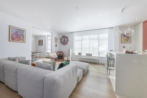 3 bedroom flat for sale, Grafton Road, London