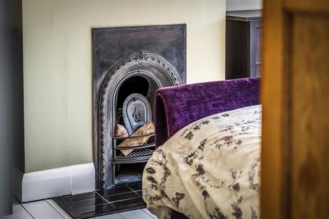4 Cobham Road, Fetcham, Leatherhead, KT22 9AW