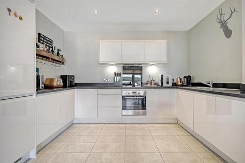 3 bedroom flat for sale, Jubilee Avenue, Highams Park E4