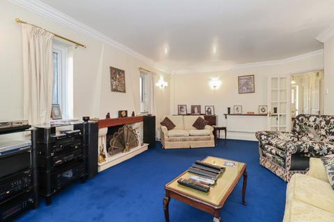 15 Tylers Close, Kings Langley, WD4 9QA