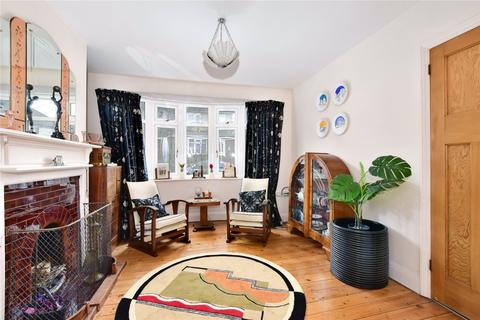 7 Avenue Approach, Kings Langley, WD4 8DW