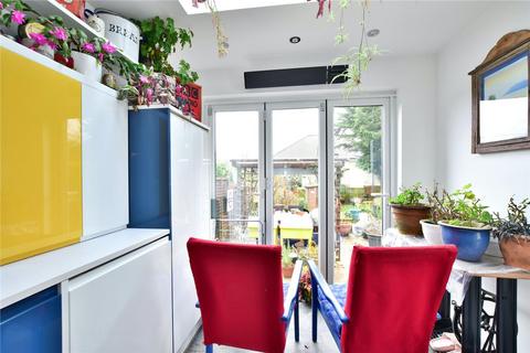 7 Avenue Approach, Kings Langley, WD4 8DW