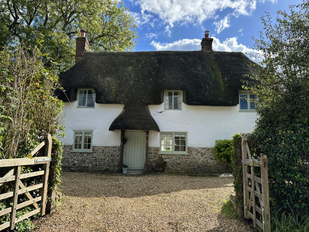 2 Bed Thatched Cottage for Rent