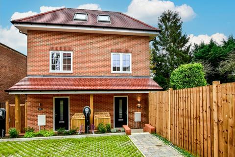 2 bedroom semi-detached house for sale, Hempstead Road, Kings Langley, WD4