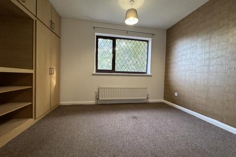 2 bedroom semi-detached house to rent, Warren View, Leicester LE4