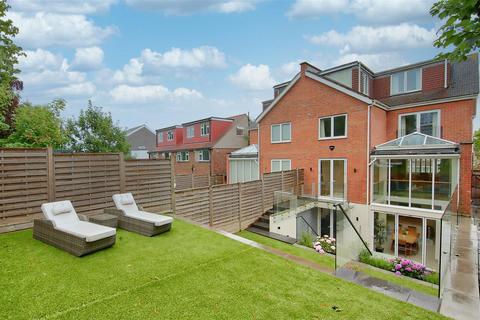 61 Dora Road, London, SW19 7EZ