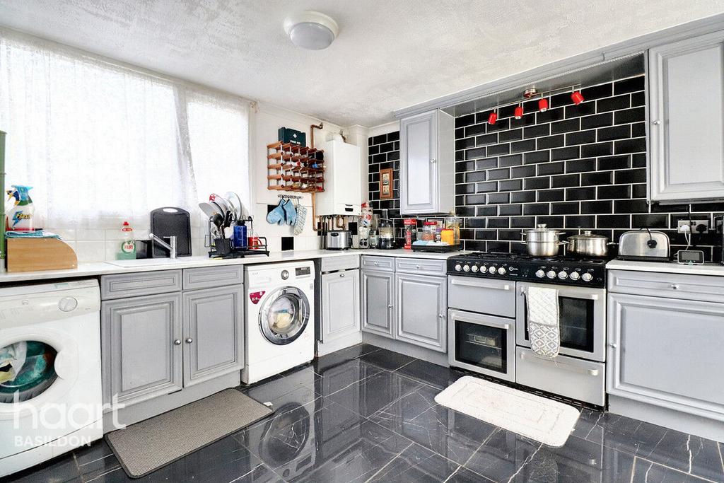 Maydells Basildn Southwark Path, Basildon 3 bed end of terrace house - £285,000