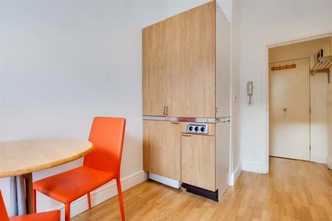 Studio to rent, Southwell Gardens, London SW7