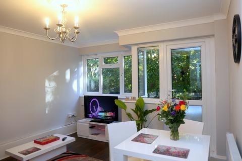 3 bedroom flat to rent, London SW19