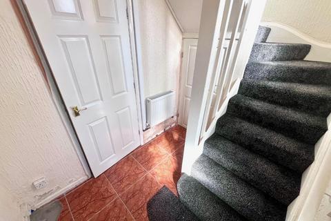 3 bedroom semi-detached house to rent, Highbridge Road, Dudley