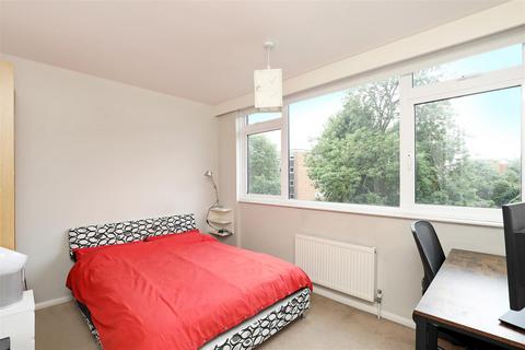 3 bedroom apartment to rent, Putney Hill, London