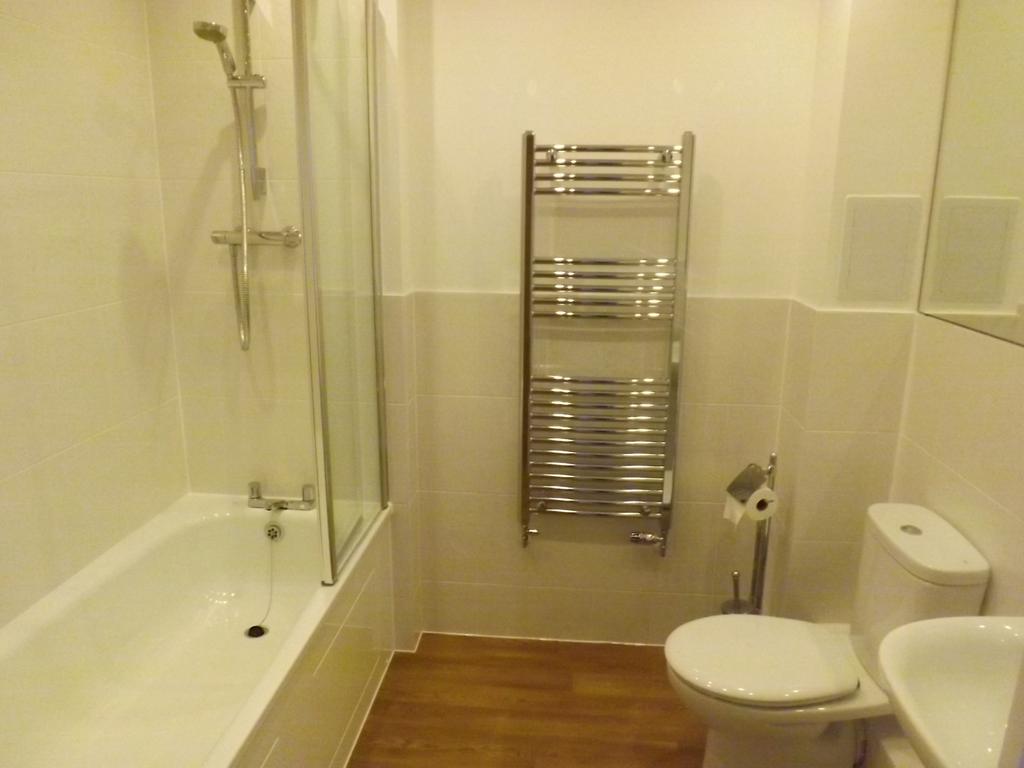 44 The Lux bathroom 3