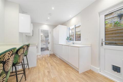 1 bedroom flat for sale, Parish Lane, London