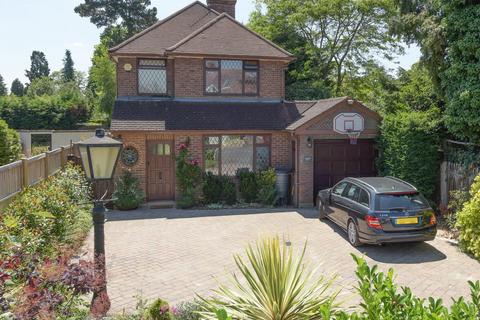 3 bedroom detached house to rent, Bowes Road, WALTON-ON-THAMES, KT12