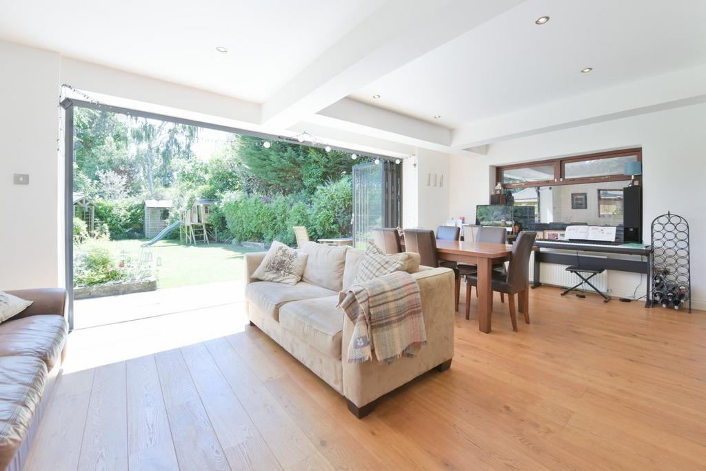 Bowes Road, WALTONONTHAMES, KT12 3 bed property to rent £3,900 pcm