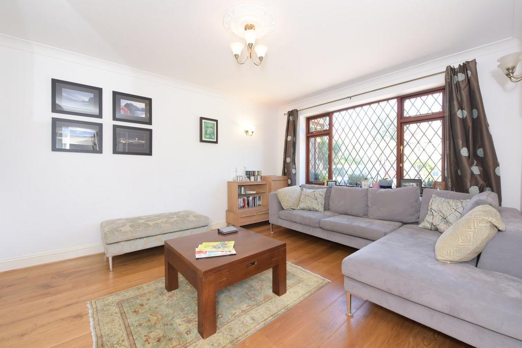 Bowes Road, WALTONONTHAMES, KT12 3 bed property to rent £3,900 pcm