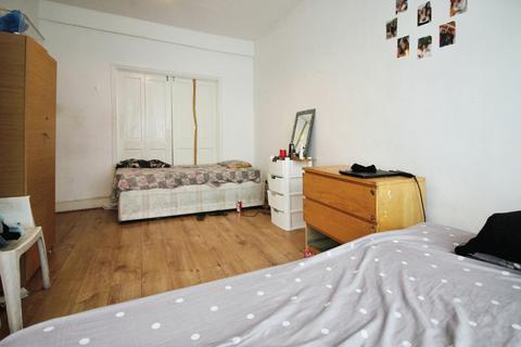 3 bedroom terraced house for sale, Dersingham Avenue, London