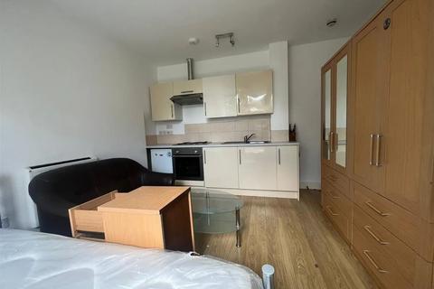 Studio to rent, Chichele Road, Cricklewood