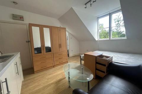 Studio to rent, Chichele Road, Cricklewood