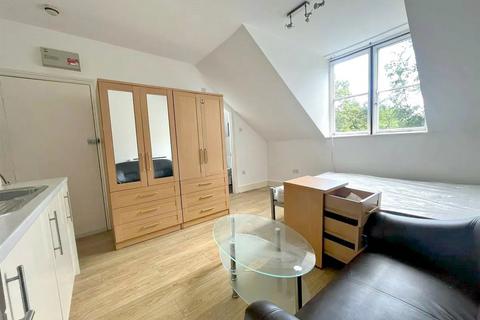 Studio to rent, Chichele Road, Cricklewood