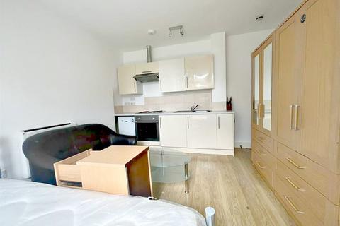 Studio to rent, Chichele Road, Cricklewood