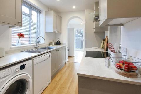 21 Lodge Road, Fetcham, Leatherhead, KT22 9QY