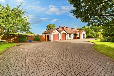 4 bedroom bungalow for sale, Long Lane, Essington