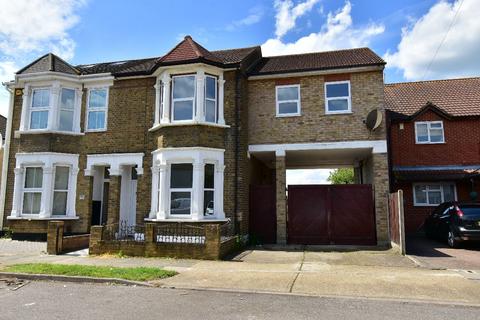 4 bedroom semi-detached house to rent, Cross Road, Mawneys, Romford