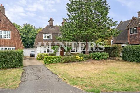 3 bedroom detached house for sale, Meadway, Romford