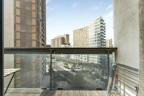 2 bedroom apartment to rent, Limeharbour, London, E14