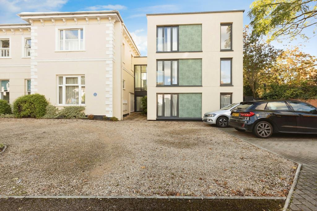 St Annes Terrace, Cheltenham 2 bed flat to rent £1,300 pcm (£300 pw)