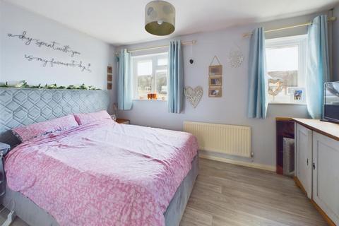 8 Aspen Drive, Quedgeley, Gloucester, GL2 4EN