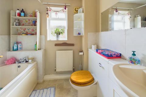 8 Aspen Drive, Quedgeley, Gloucester, GL2 4EN