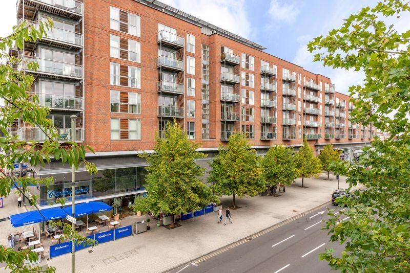 The Heart, WaltonOnThames 2 bed apartment for sale £375,000