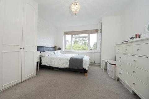 2 bedroom property to rent, Gladsmuir Close, Walton-On-Thames