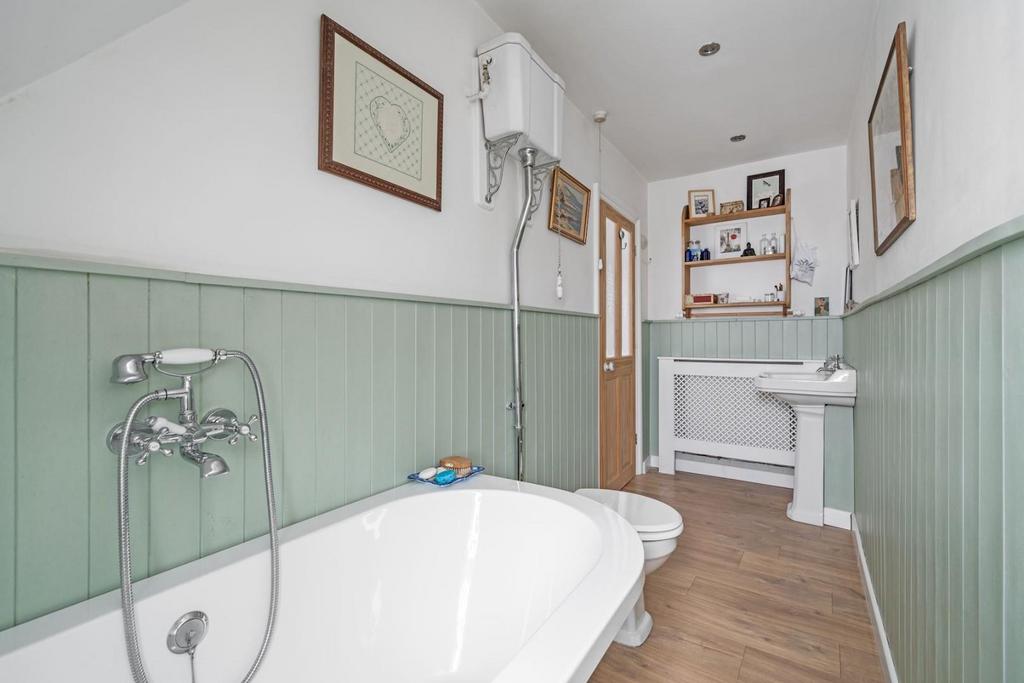 04-383b81036 - NS - Prop World - Flat 1, 19a Syd Rd