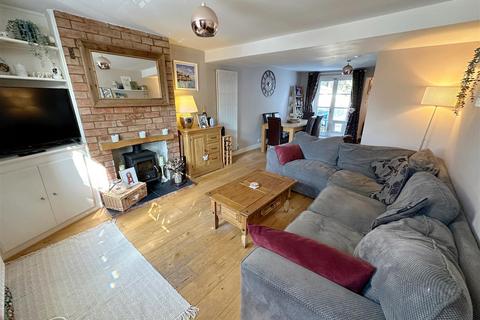 16 Shottery Road, Stratford-upon-avon, CV37 9QA