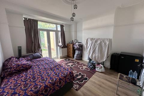 3 bedroom terraced house for sale, Windermere Gardens, Ilford