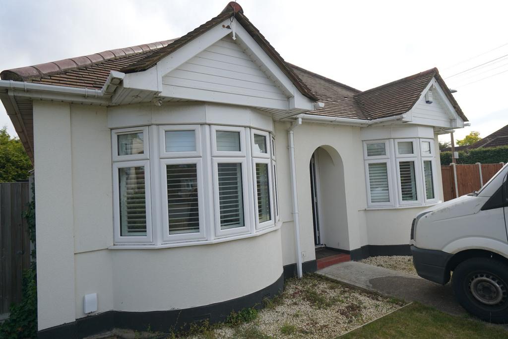 King Edward Drive, Grays 3 bed bungalow to rent £1,695 pcm (£391 pw)