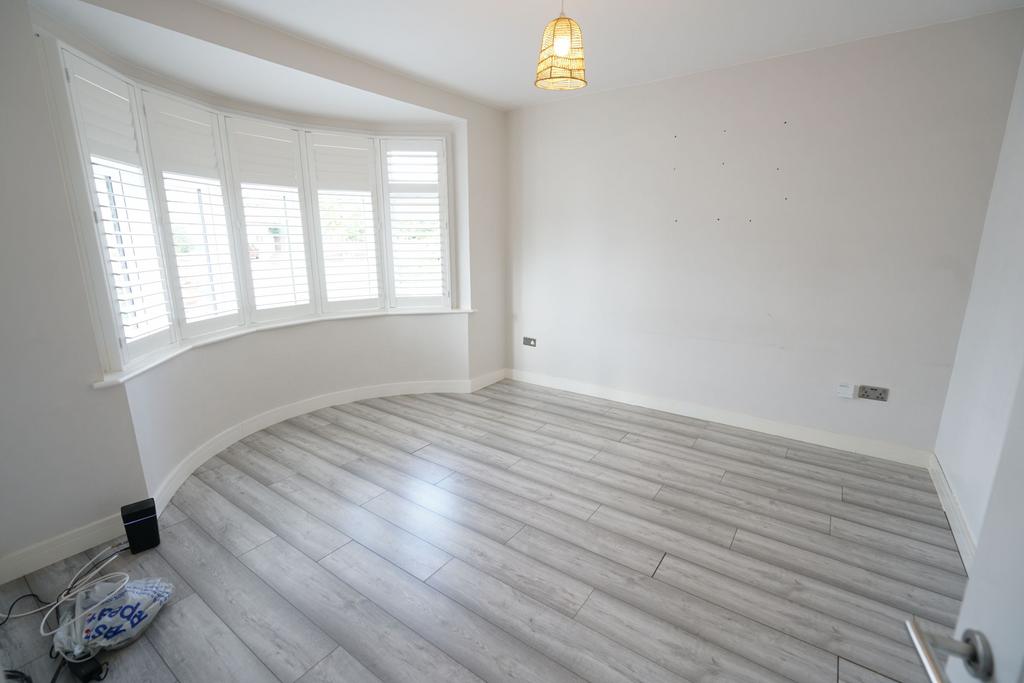 King Edward Drive, Grays 3 bed bungalow to rent £1,695 pcm (£391 pw)