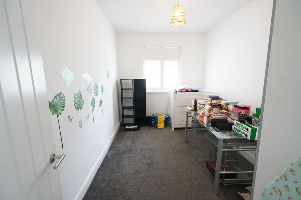 King Edward Drive, Grays 3 bed bungalow to rent £1,695 pcm (£391 pw)