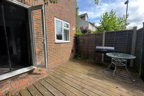 2 bedroom end of terrace house to rent, Acacia Grove, New Malden KT3