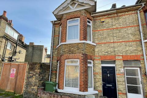 2 bedroom end of terrace house to rent, Grove Road, Kent CT20