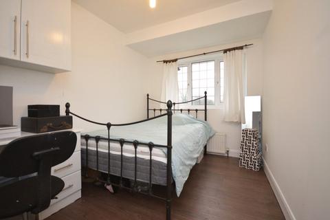 3 bedroom semi-detached house to rent, Robin Hood Way, London SW15