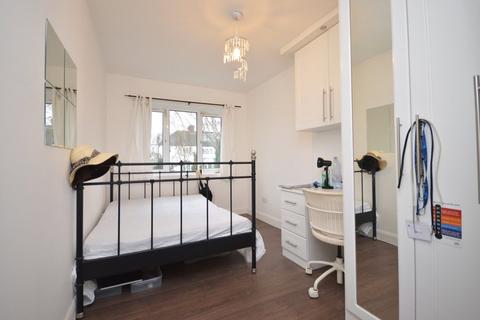 3 bedroom semi-detached house to rent, Robin Hood Way, London SW15