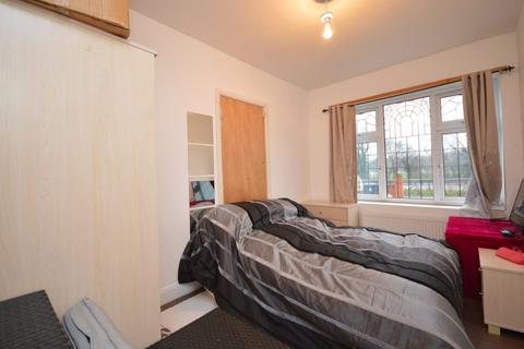 3 bedroom semi-detached house to rent, Robin Hood Way, London SW15